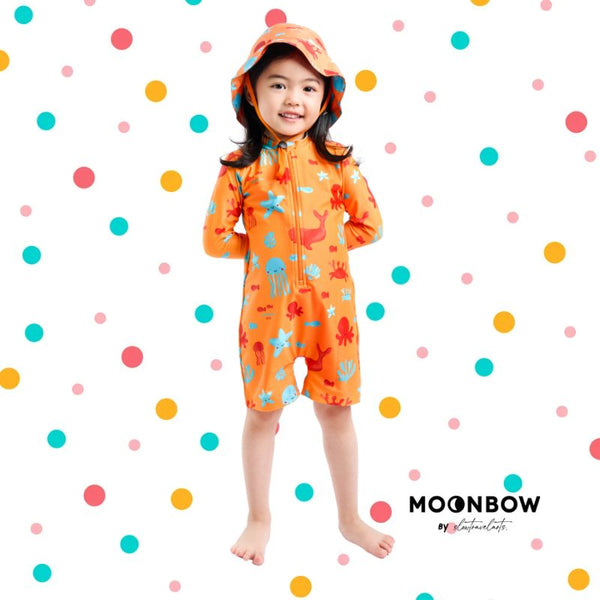 Tangerine Splash Marine Parade REPREVE® ชุดว่ายน้ำเด็กแบบวันพีซพร้อมหมวก