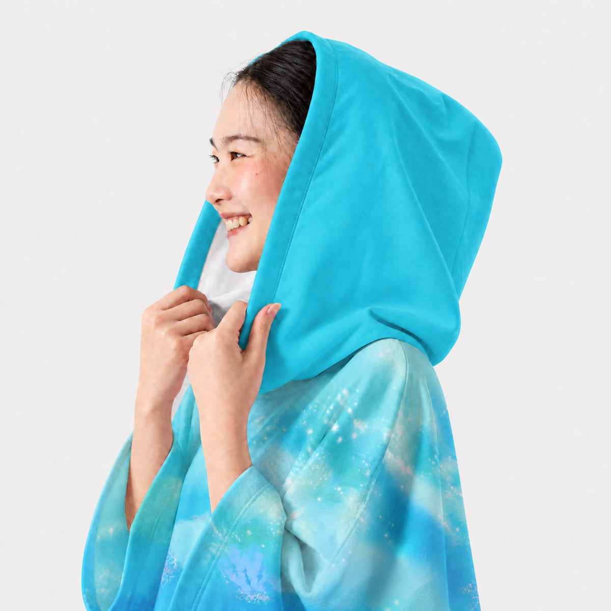 /generated-mockups/poncho/jogashima/hood-detail-v2.png